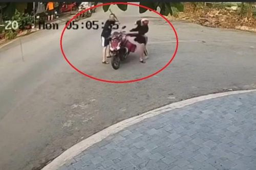 Phẫn nộ tài xế ôtô dùng gậy 'giải quyết khúc mắc' với hai bố con đi xe máy