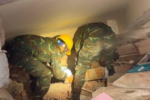 Đội cứu hộ Việt Nam tìm kiếm nạn nhân động đất trong điều kiện khắc nghiệt