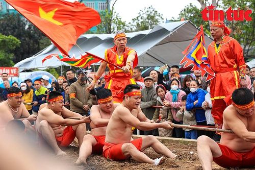 Trai làng Trấn Vũ hào hứng tranh tài trong nghi lễ 'Kéo co ngồi'