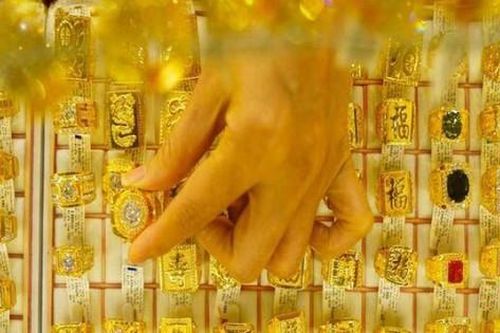 Nóng nhất trong ngày: Giá vàng tiệm cận 102 triệu đồng/lượng; Vớt côn trùng 'vật vờ' ở sông Hồng kiếm bộn tiền