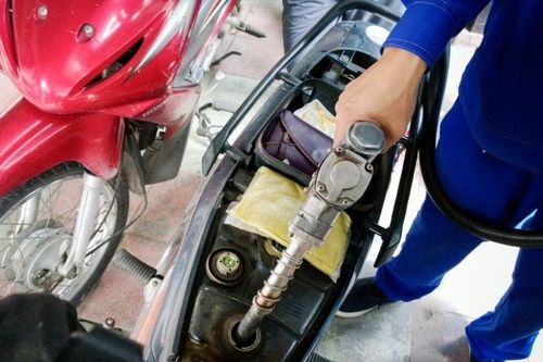 Cẩn trọng khi đổ xăng: 5 thói quen sai lầm có thể khiến bạn tốn kém, hại xe và tiềm ẩn nguy cơ cháy nổ