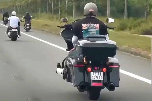 Cảnh sát mời 2 quái xế chạy mô tô phân khối lớn buông cả 2 tay