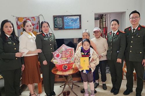 'Mẹ đỡ đầu' - Điểm tựa những mảnh đời éo le