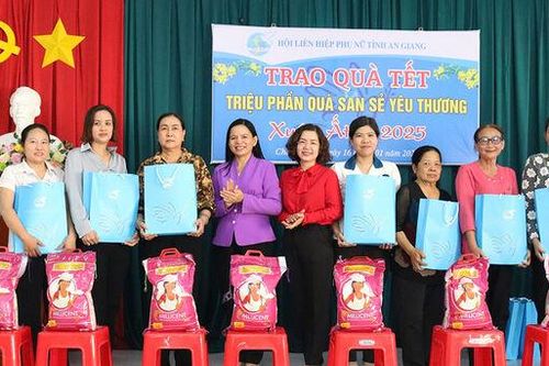 Quan tâm hỗ trợ phụ nữ giải quyết các vấn đề xã hội