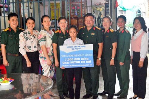Trao kinh phí 'Mẹ đỡ đầu' của lực lượng vũ trang