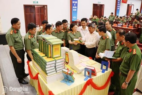 Đào tạo, bồi dưỡng cán bộ, công chức, viên chức đáp ứng yêu cầu mới