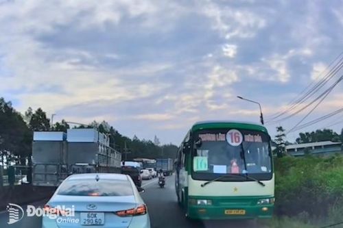 Cảnh sát giao thông Đồng Nai mời tài xế xe buýt số 16 đi ngược chiều trên quốc lộ 1 lên làm việc