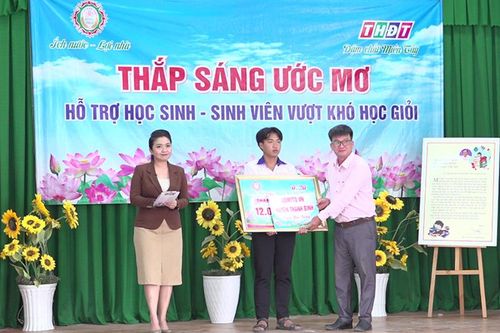 Trao học bổng 'Thắp sáng ước mơ'