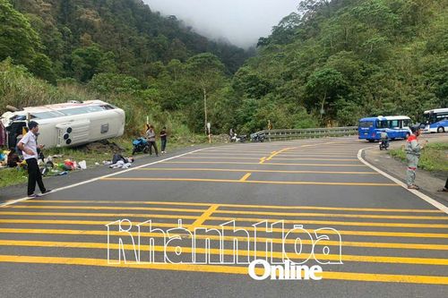 Xe khách lật trên đèo Khánh Lê, 6 người bị thương