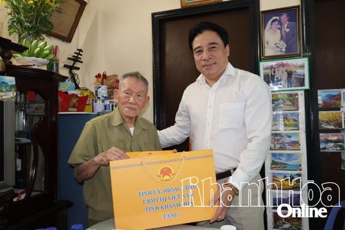 Phó Bí thư Thường trực Tỉnh ủy Nguyễn Khắc Toàn thăm, tặng quà cán bộ lão thành cách mạng tại TP. Nha Trang
