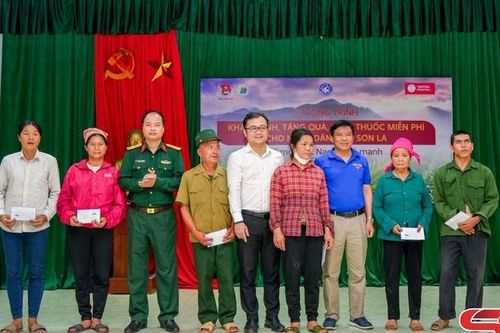 Khám bệnh, cấp thuốc miễn phí và trao quà cho người nghèo