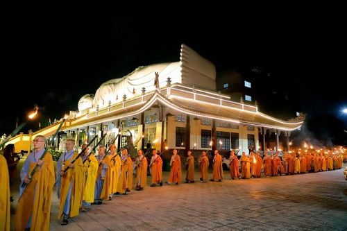 Đại giới đàn Trí Tấn: Giới tử thực hiện nghi thức tuần chiếu và tĩnh tọa