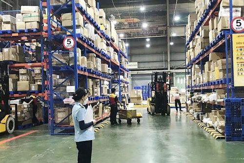 Bộ Tài chính đề xuất giảm một nửa mức trị giá hàng được miễn thuế nhập khẩu qua sàn thương mại điện tử