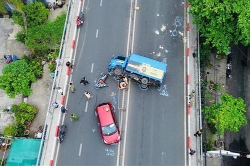 Xe tải lật ngang trên cầu Chữ Y