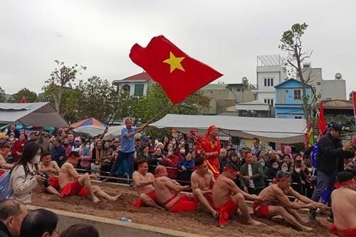 Tưng bừng thực hành 'Kéo co ngồi' tại lễ hội Đền Trấn Vũ