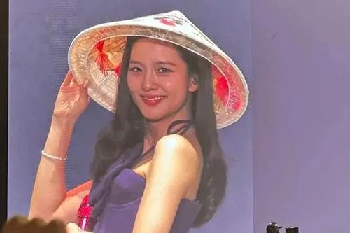 Jisoo đội nón lá Việt Nam trong fan meeting tại Hà Nội