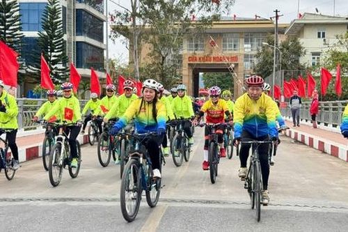 300 vận động viên Việt Nam và Trung Quốc tham gia 'Đạp xe qua biên giới, hữu nghị đồng hành'