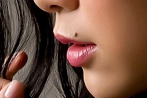 Nghe lời bạn thân tẩy nốt ruồi 'vô duyên', cô gái nhận ngay kết quả tình yêu tan vỡ