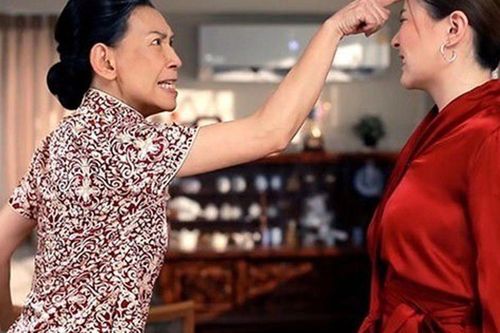 Ngỡ được mẹ chồng yêu quý, 5 ngày sau cưới, nàng dâu choáng váng với hành động của bà