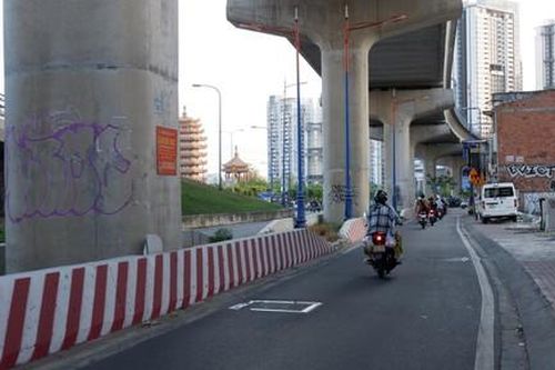TPHCM: Nhiều trụ bê-tông của tuyến Metro bị vẽ bậy và tràn ngập rác thải