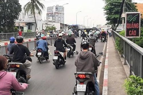 TPHCM: Xe tải tông dải phân cách rồi lật ngang trên cầu Chữ Y
