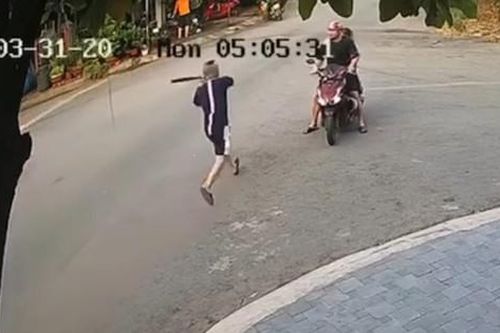 Xác minh tài xế ôtô cầm gậy đánh người chạy xe máy chở theo học sinh
