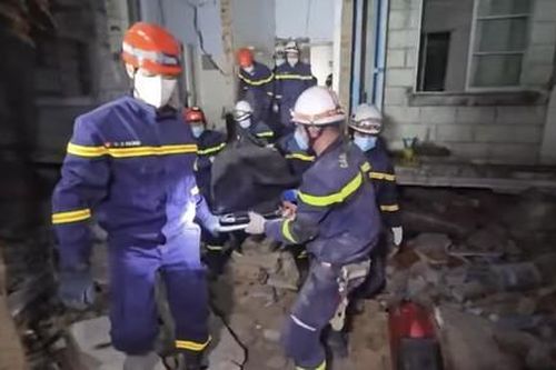 Lực lượng cứu hộ Việt Nam tìm thấy 1 nạn nhân của trận động đất, bị vùi lấp trong đống đổ nát