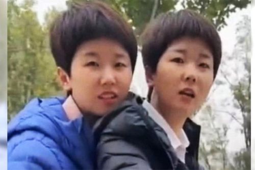 2 cô gái chơi thân vì quá giống nhau, xét nghiệm ADN mới biết là chị em ruột