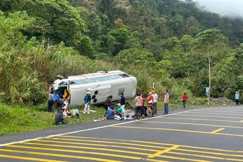 Lật xe khách chở 25 người trên đèo Khánh Lê, 6 người bị thương
