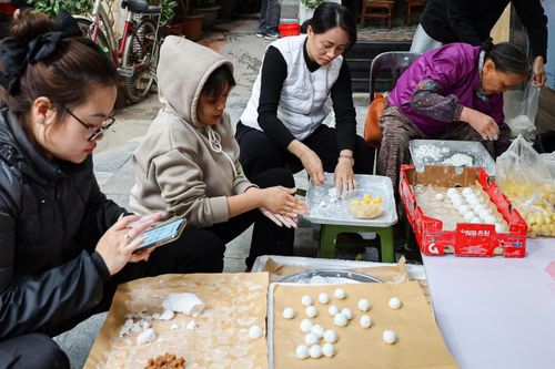 Xếp hàng mua bánh trôi, bánh chay ngày Tết Hàn thực