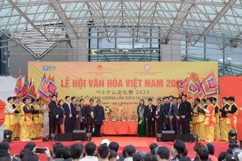 Tái hiện lễ Giỗ tổ Hùng Vương, các 'anh trai' biểu diễn ở Nhật Bản