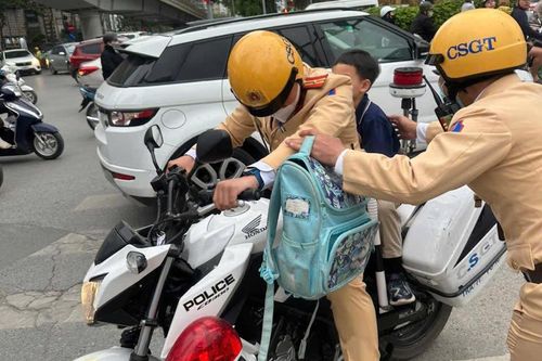 CSGT Hà Nội dùng xe đặc chủng đưa bé trai lớp 1 đi lạc về trường tìm phụ huynh