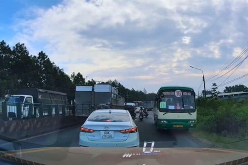 Tài xế xe buýt chạy ngược chiều trên quốc lộ, phụ xe bám cửa thò đầu 'xin đường'