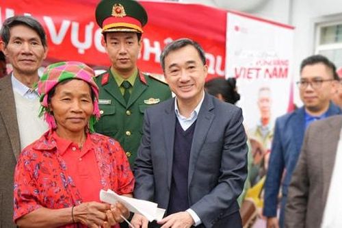 Viettel phối hợp chăm sóc sức khỏe cho người dân có hoàn cảnh khó khăn