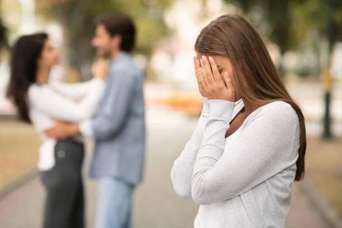 Phụ nữ ở nhà nội trợ là phải chấp nhận khi chồng ngoại tình?