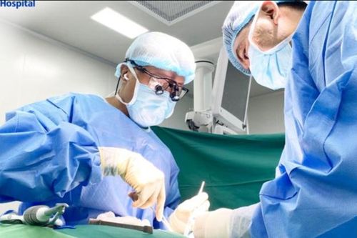 Đưa vợ đi khám viêm họng, bác sĩ 43 tuổi bất ngờ phát hiện ung thư tuyến giáp