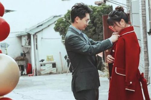 Nhà trai phá vỡ truyền thống, giơ biểu ngữ gây sốc khi đi đón dâu