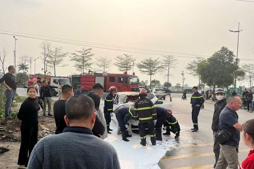 Xe ô tô bốc cháy khi đang lưu thông