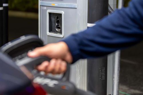 Tranh luận quanh cuộc đua rút ngắn tốc độ sạc xe điện
