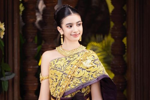 Tiểu công chúa Campuchia ngày càng thăng hạng nhan sắc