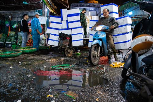 Cảnh xuống cấp, chật chội trong chợ đầu mối lớn nhất thủ đô