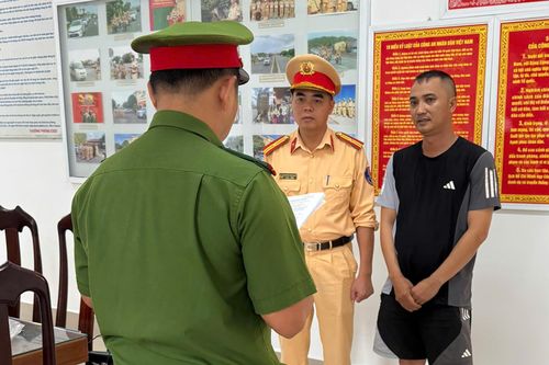 Tạm giữ hình sự tài xế ôtô dùng gậy bóng chày đánh người đi xe máy