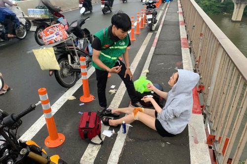 Hàng chục người đi xe máy té ngã trên cầu Sài Gòn do mưa lớn