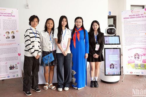 Nhóm nữ sinh trung học tạo chatbot hỗ trợ chống 'yêu râu xanh'