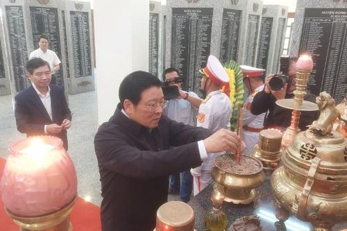 Đồng chí Phan Đình Trạc kiểm tra hoạt động công an phường tại Phú Yên