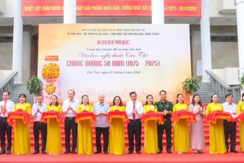 Triển lãm ảnh 'Văn học, nghệ thuật Cần Thơ chặng đường 50 năm'