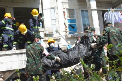 Lực lượng cứu hộ, cứu nạn Quân đội Việt Nam đưa thi thể từ đống đổ nát ra ngoài