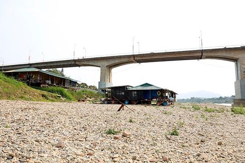Mực nước sông Lô qua thành phố Tuyên Quang xuống mức thấp kỷ lục