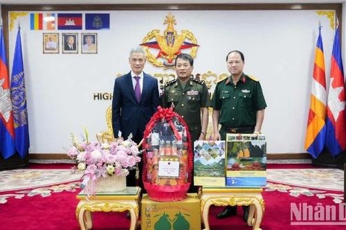Đại sứ Nguyễn Minh Vũ chúc Tết lãnh đạo cấp cao quân đội Campuchia