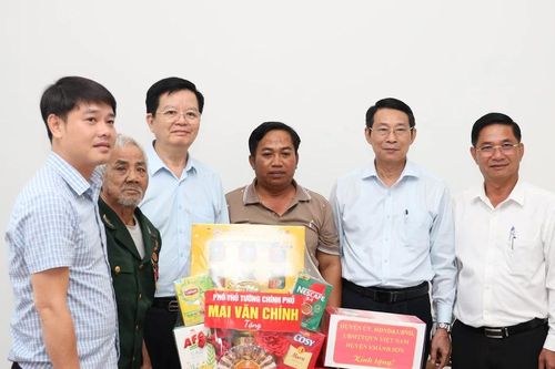 Phó Thủ tướng Mai Văn Chính thăm Anh hùng Lực lượng vũ trang nhân dân Bo Bo Tới